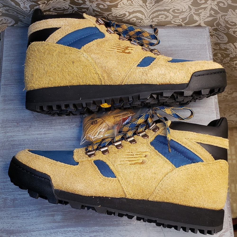 New Balance Ranier URAINAA tan & teal hiking boots with Vibram soles size 9. NWT